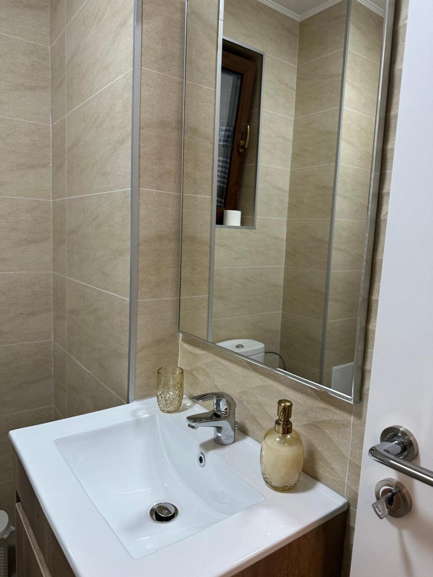 פלוייסטי Apartament Simoni מראה חיצוני תמונה