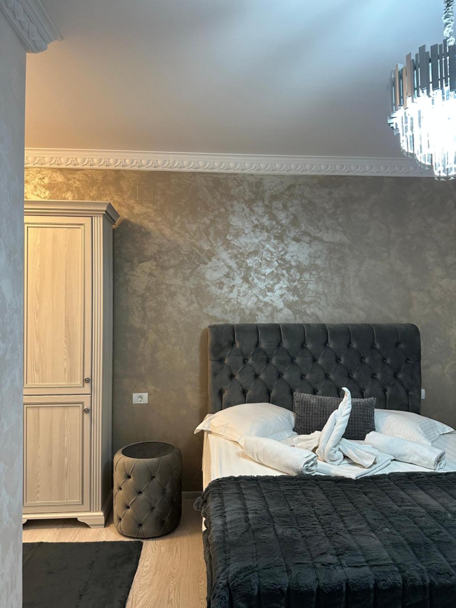 פלוייסטי Apartament Simoni מראה חיצוני תמונה