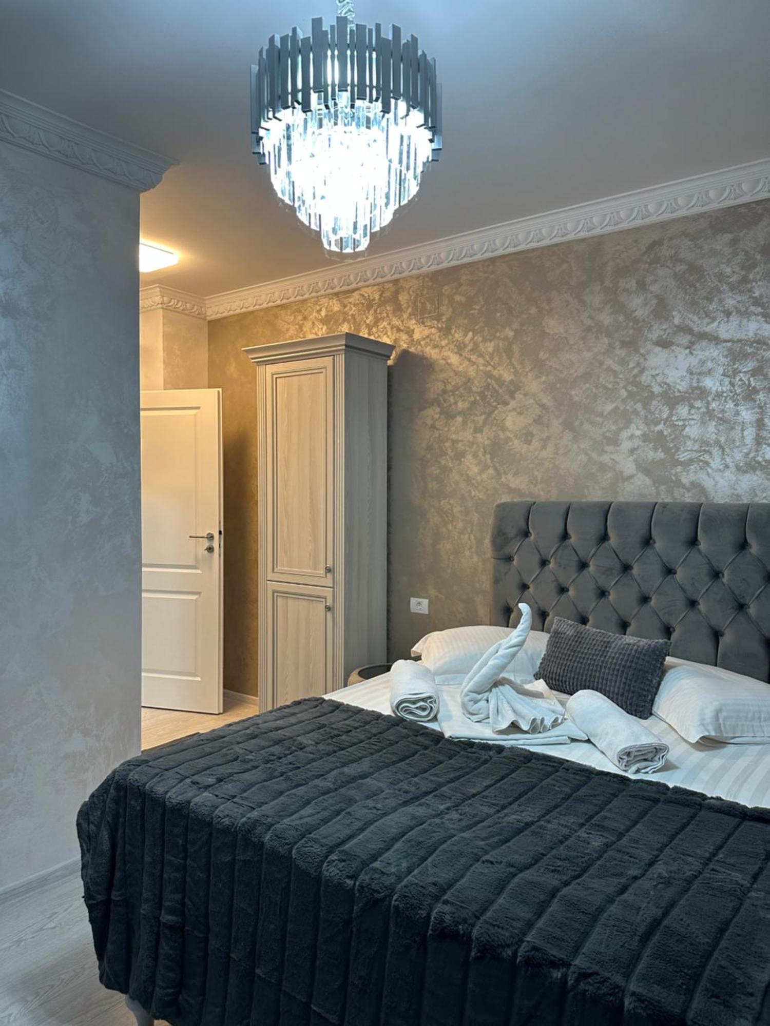 פלוייסטי Apartament Simoni מראה חיצוני תמונה