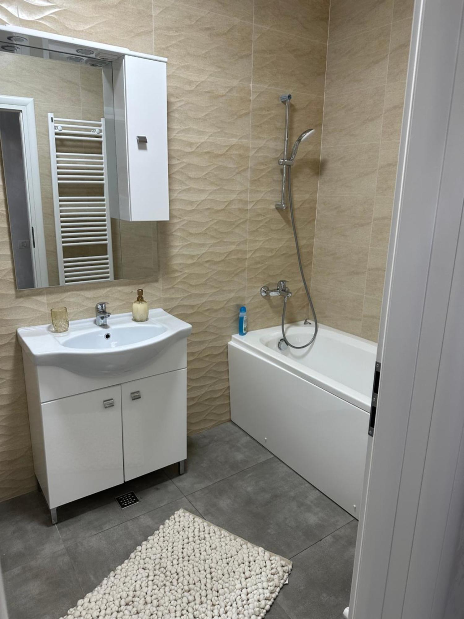 פלוייסטי Apartament Simoni מראה חיצוני תמונה