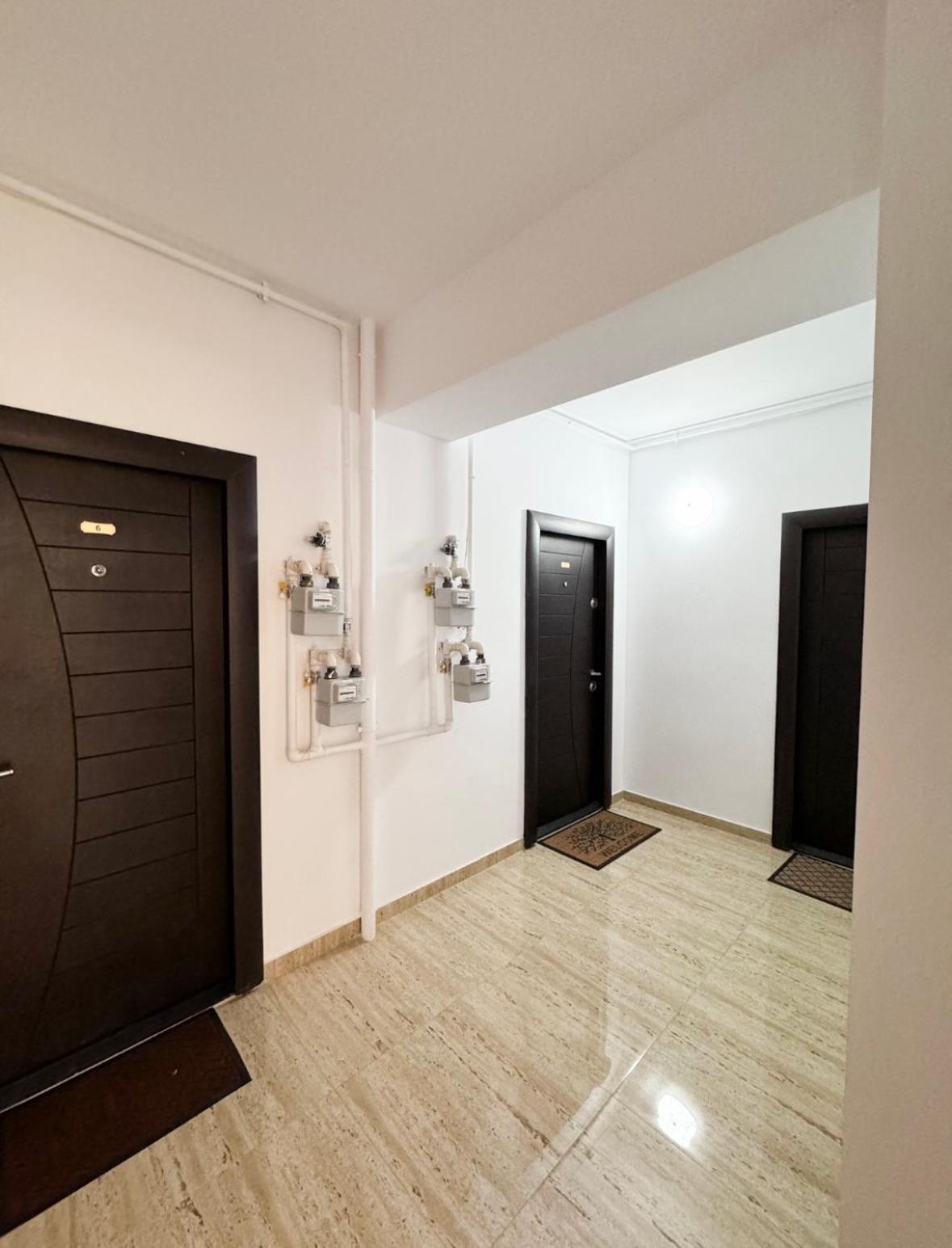 פלוייסטי Apartament Simoni מראה חיצוני תמונה